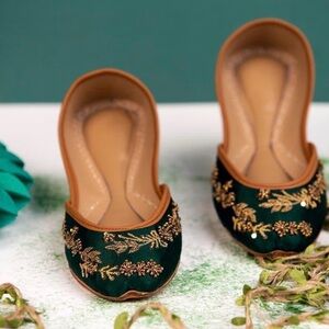 Hand-Embroidered Green Women’s Moccasins with Gold Detailing
